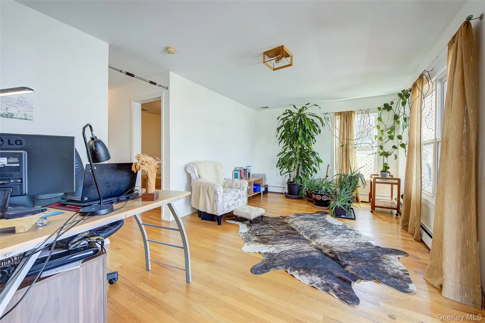913 Arctic Street Lindenhurst, NY 11757