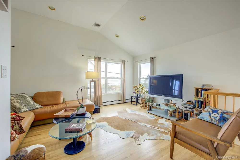 913 Arctic Street Lindenhurst, NY 11757