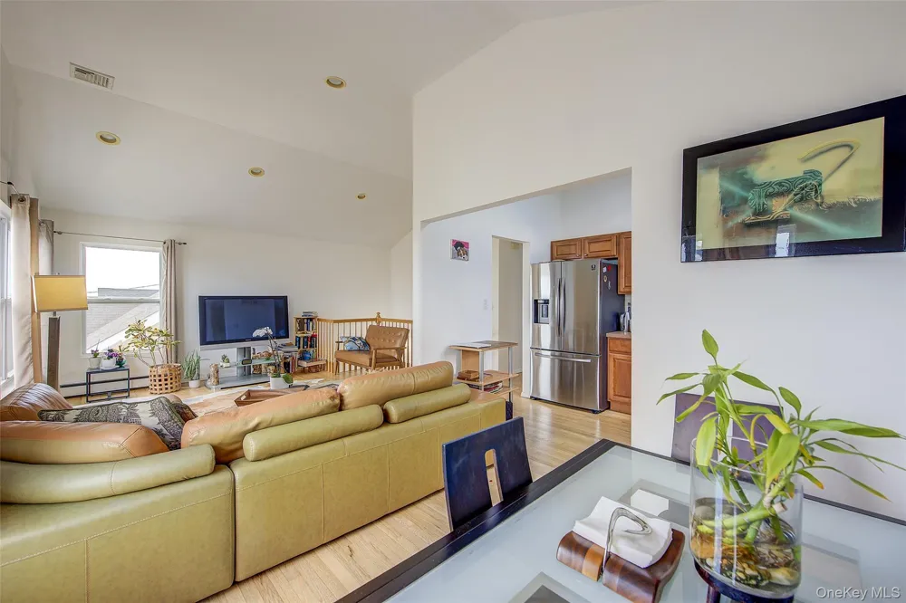913 Arctic Street Lindenhurst, NY 11757