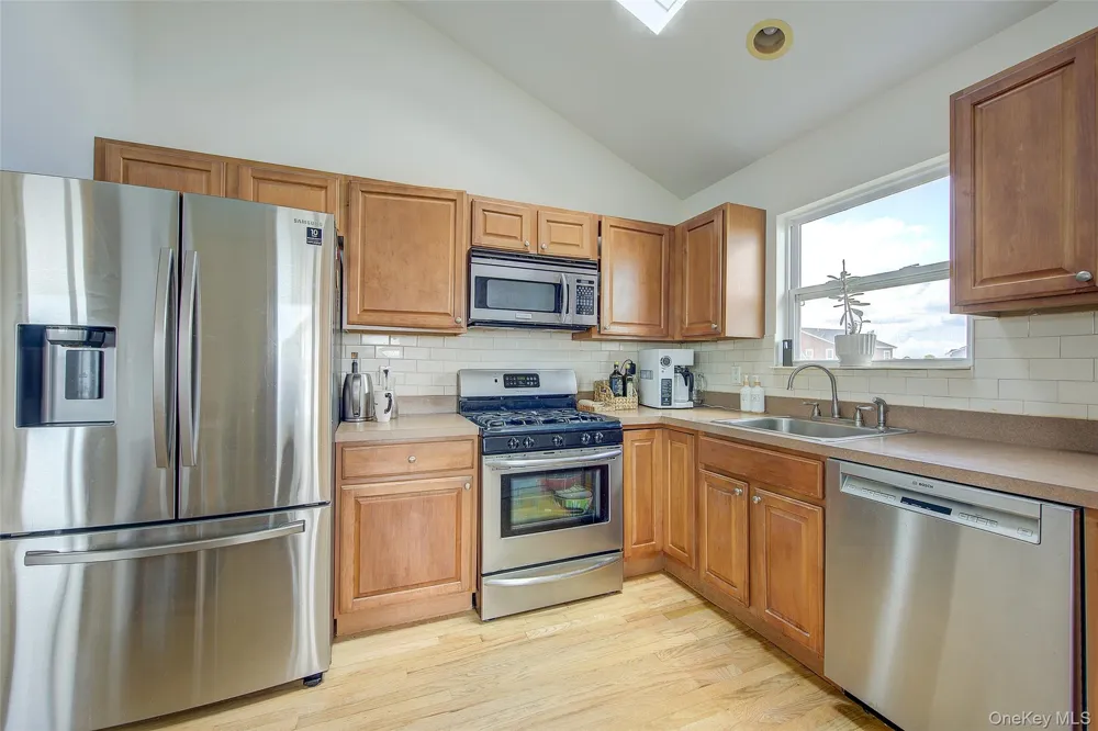 913 Arctic Street Lindenhurst, NY 11757