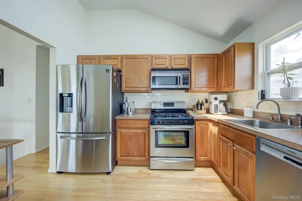 913 Arctic Street Lindenhurst, NY 11757