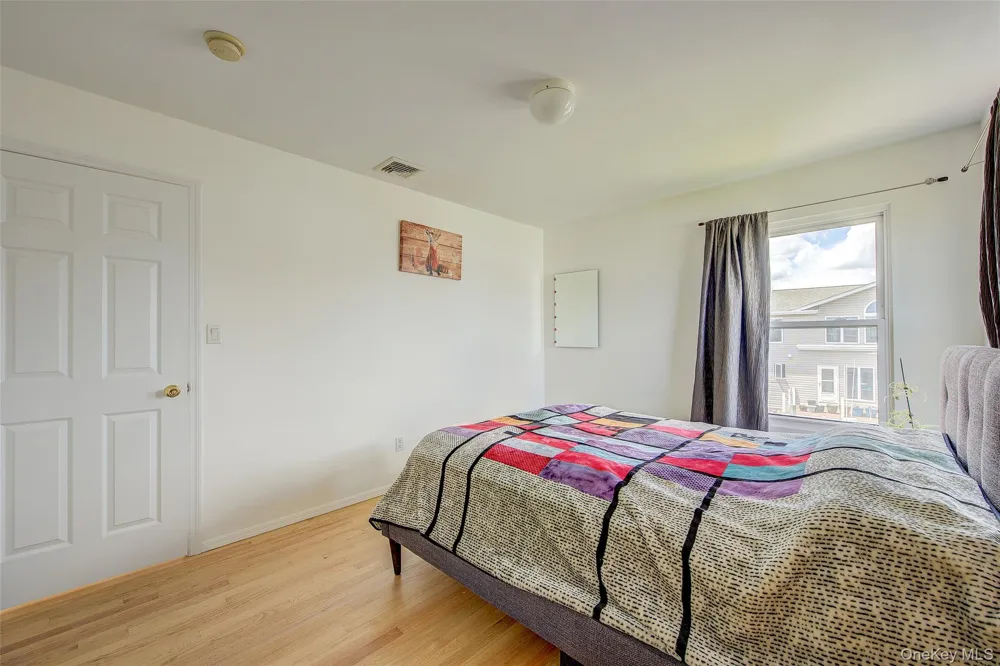 913 Arctic Street Lindenhurst, NY 11757