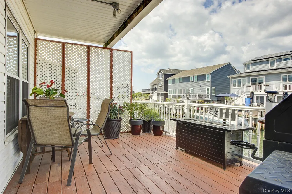 913 Arctic Street Lindenhurst, NY 11757