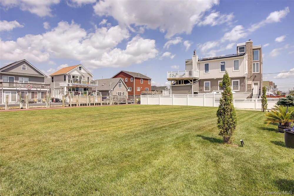 913 Arctic Street Lindenhurst, NY 11757
