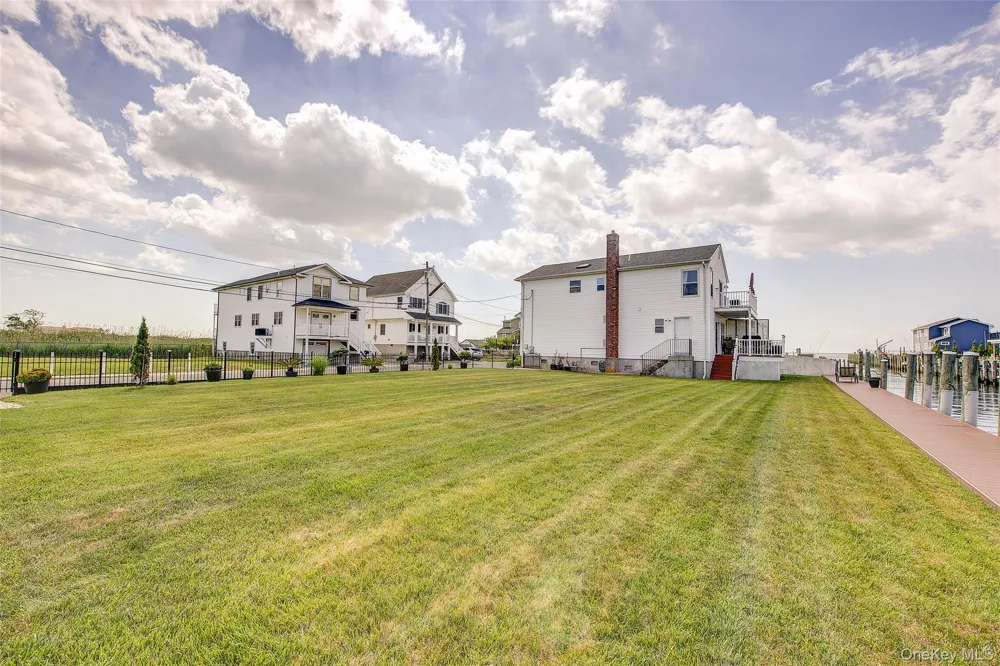 913 Arctic Street Lindenhurst, NY 11757