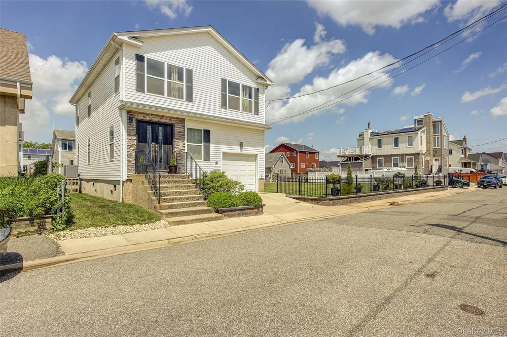 913 Arctic Street Lindenhurst, NY 11757