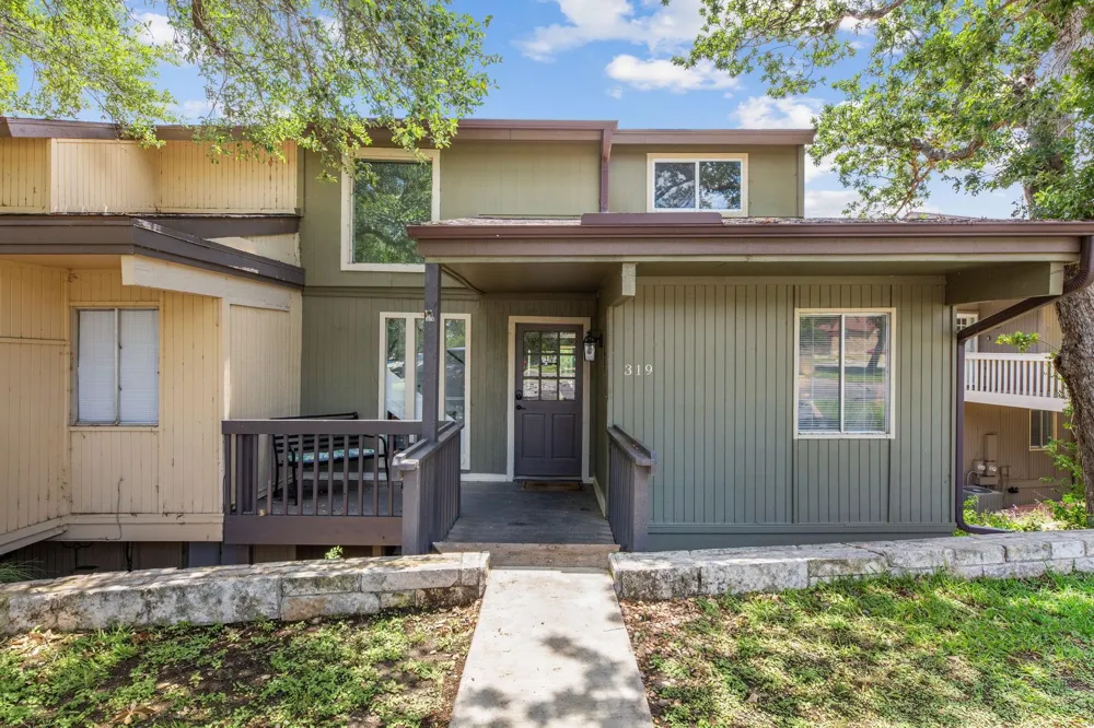 319 Venture Boulevard S Point Venture, TX 78645