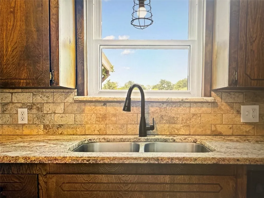 521 Wood Axtell, TX 76624