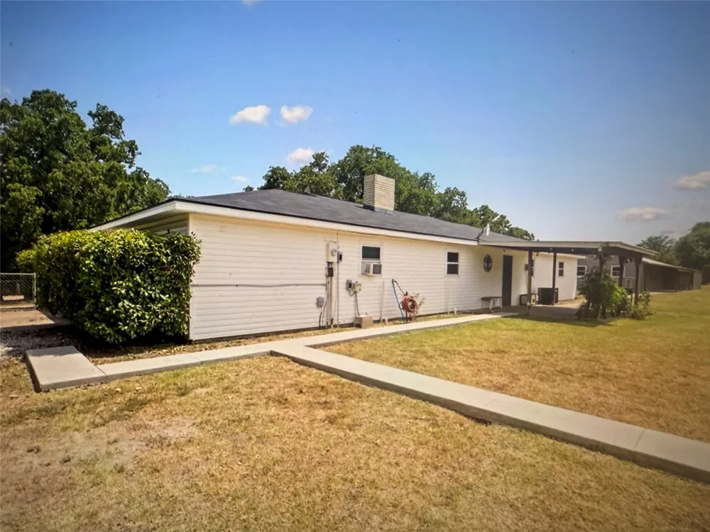 521 Wood Axtell, TX 76624