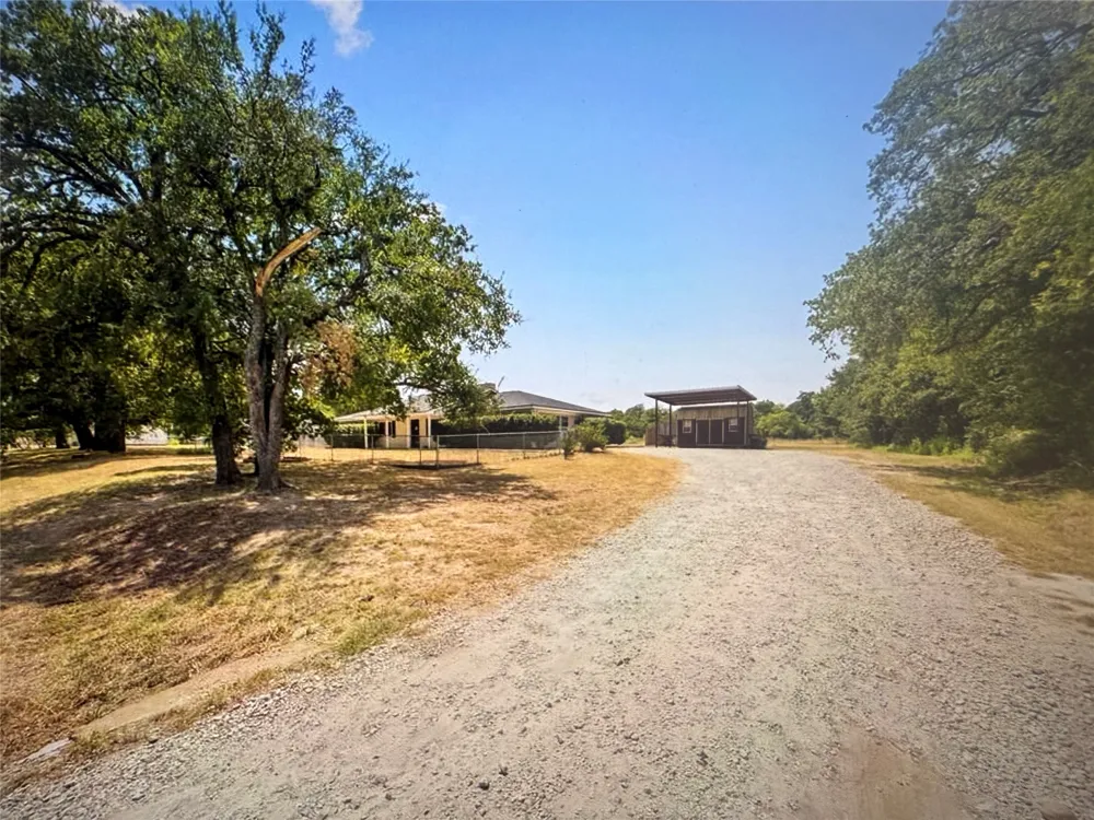 521 Wood Axtell, TX 76624
