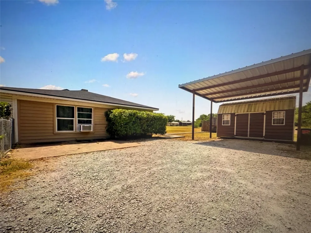 521 Wood Axtell, TX 76624