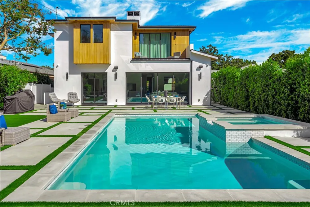 16706 Magnolia Encino, CA 91436