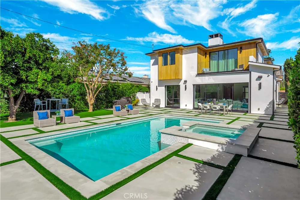 16706 Magnolia Encino, CA 91436