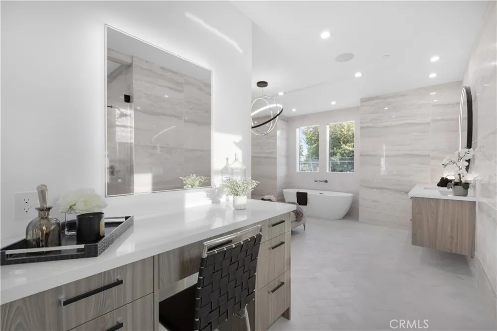 16706 Magnolia Encino, CA 91436