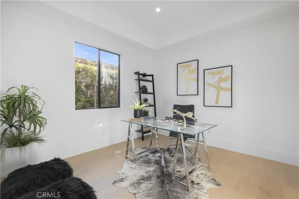 16706 Magnolia Encino, CA 91436