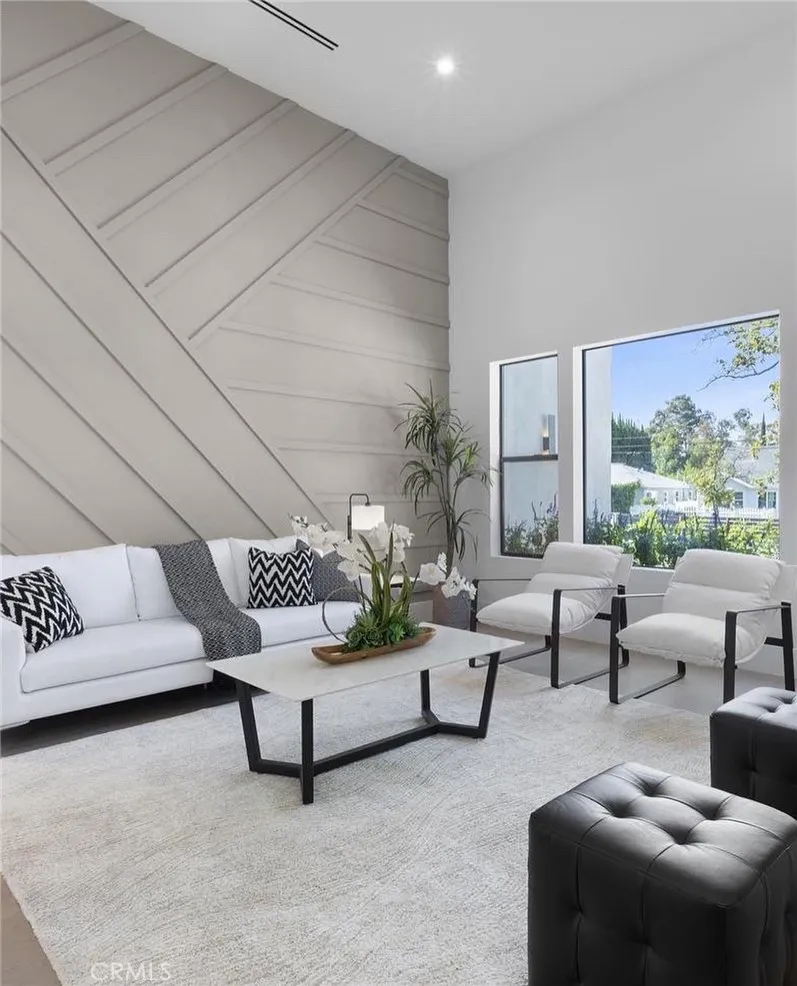 16706 Magnolia Encino, CA 91436