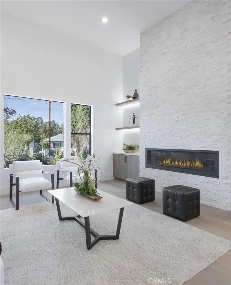16706 Magnolia Encino, CA 91436