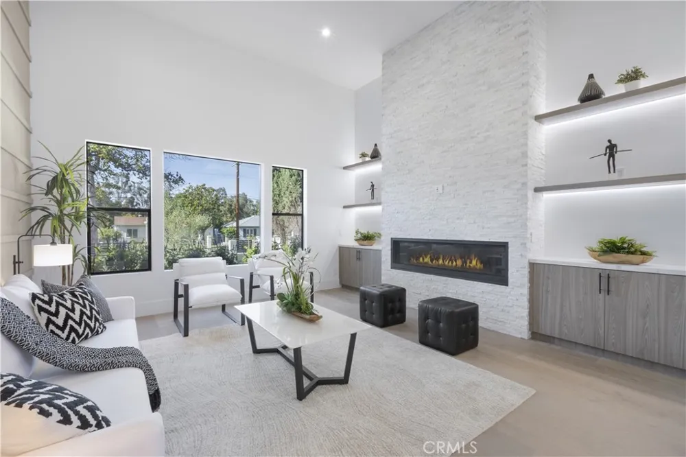 16706 Magnolia Encino, CA 91436