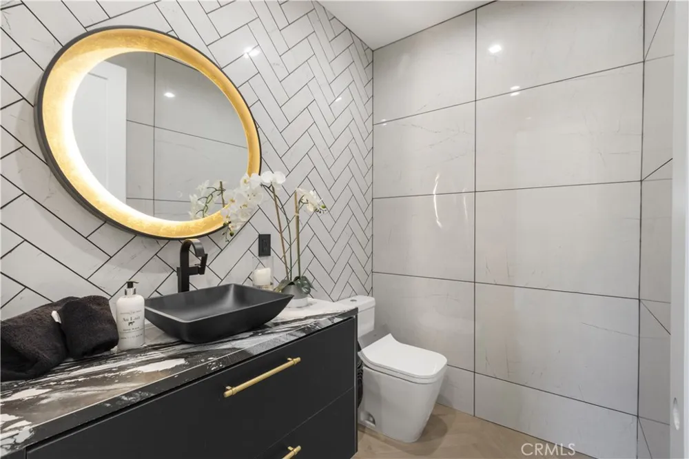 16706 Magnolia Encino, CA 91436