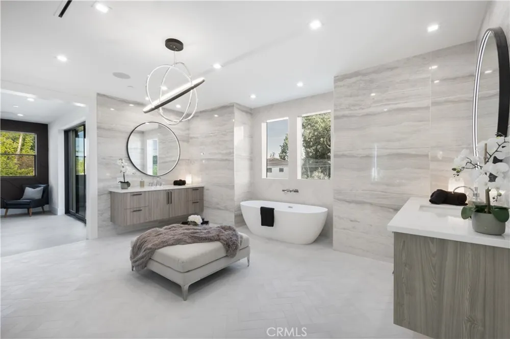 16706 Magnolia Encino, CA 91436