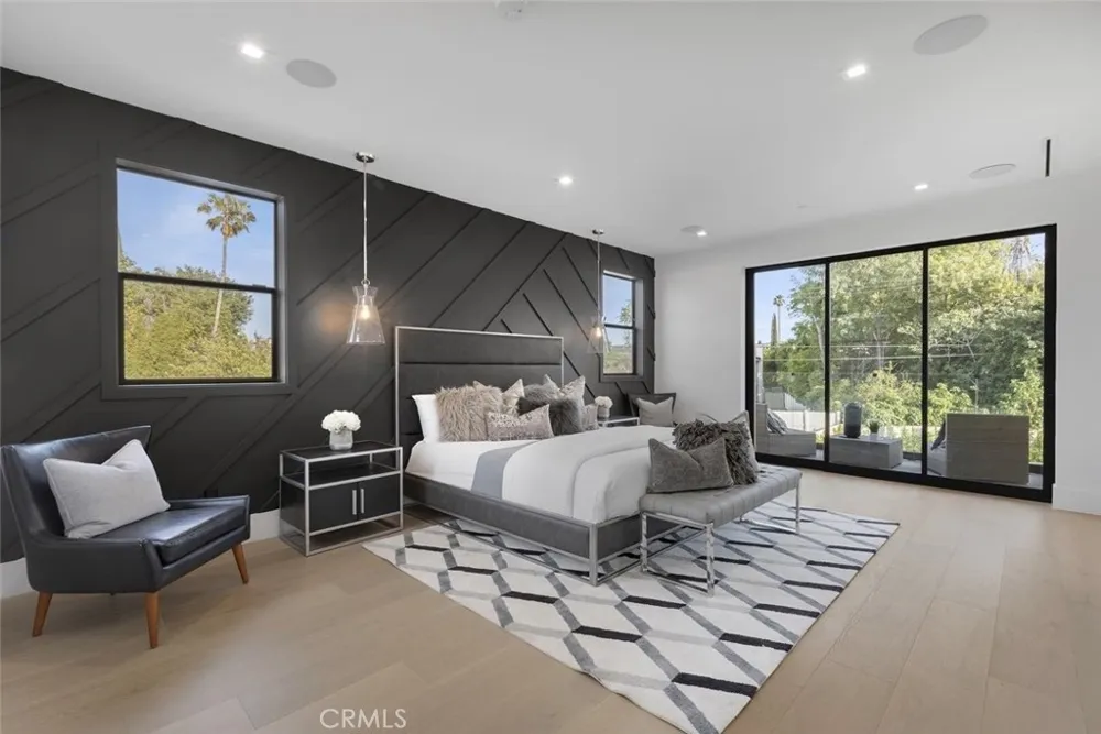 16706 Magnolia Encino, CA 91436