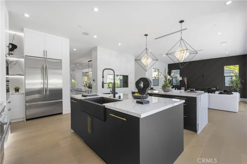 16706 Magnolia Encino, CA 91436