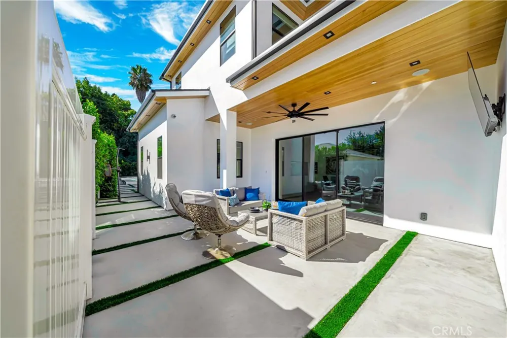 16706 Magnolia Encino, CA 91436