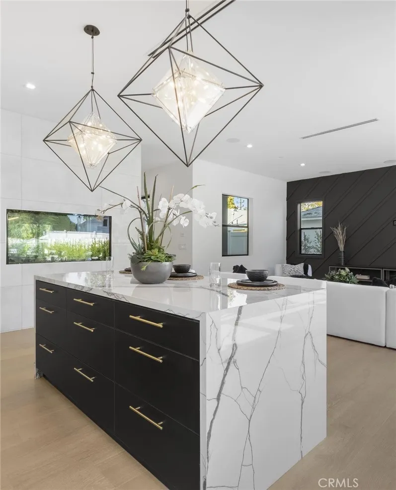 16706 Magnolia Encino, CA 91436