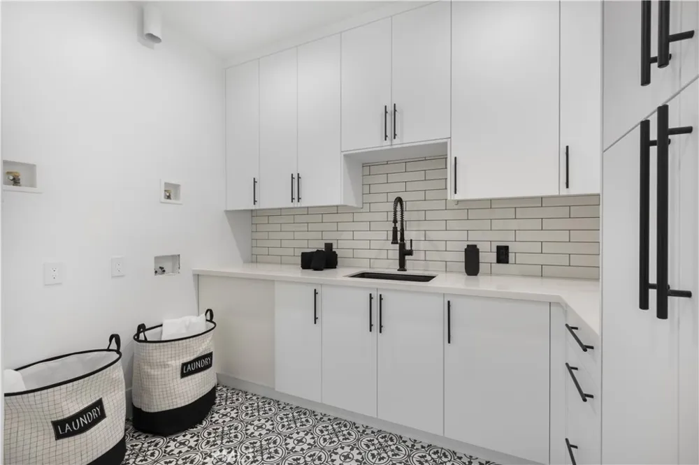 16706 Magnolia Encino, CA 91436