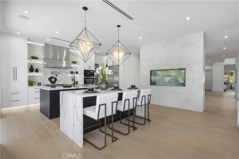 16706 Magnolia Encino, CA 91436
