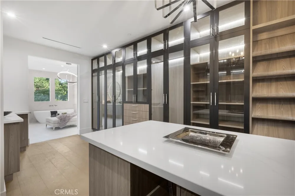 16706 Magnolia Encino, CA 91436