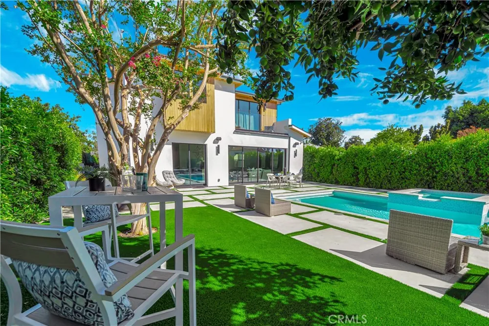 16706 Magnolia Encino, CA 91436