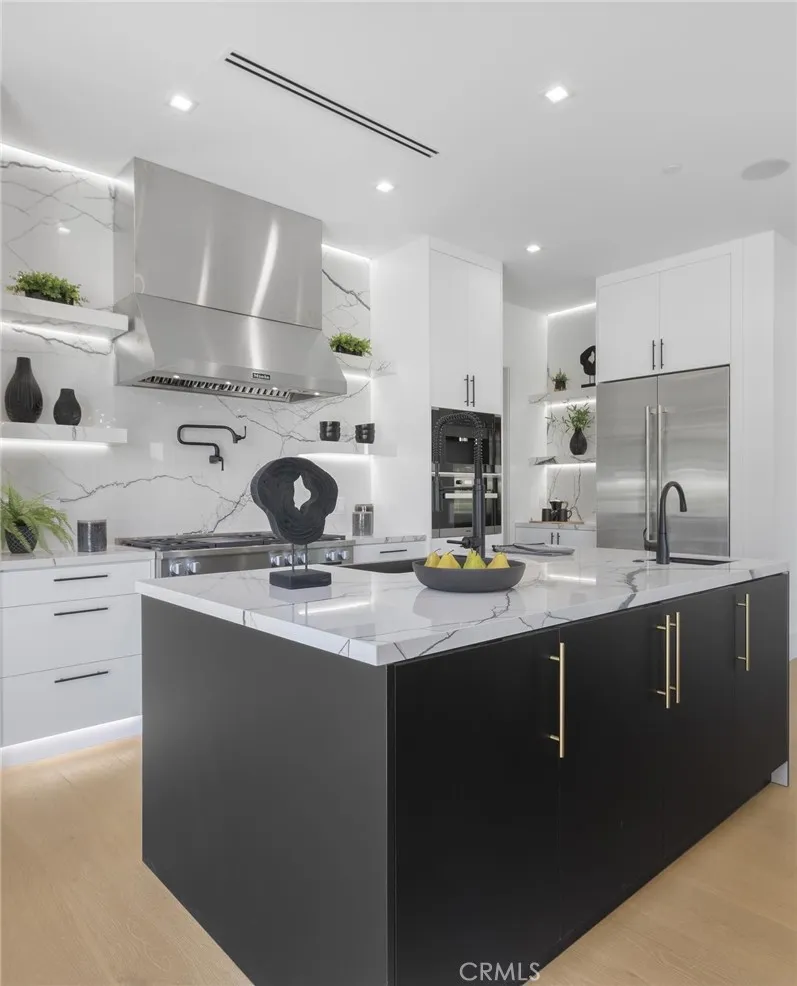 16706 Magnolia Encino, CA 91436