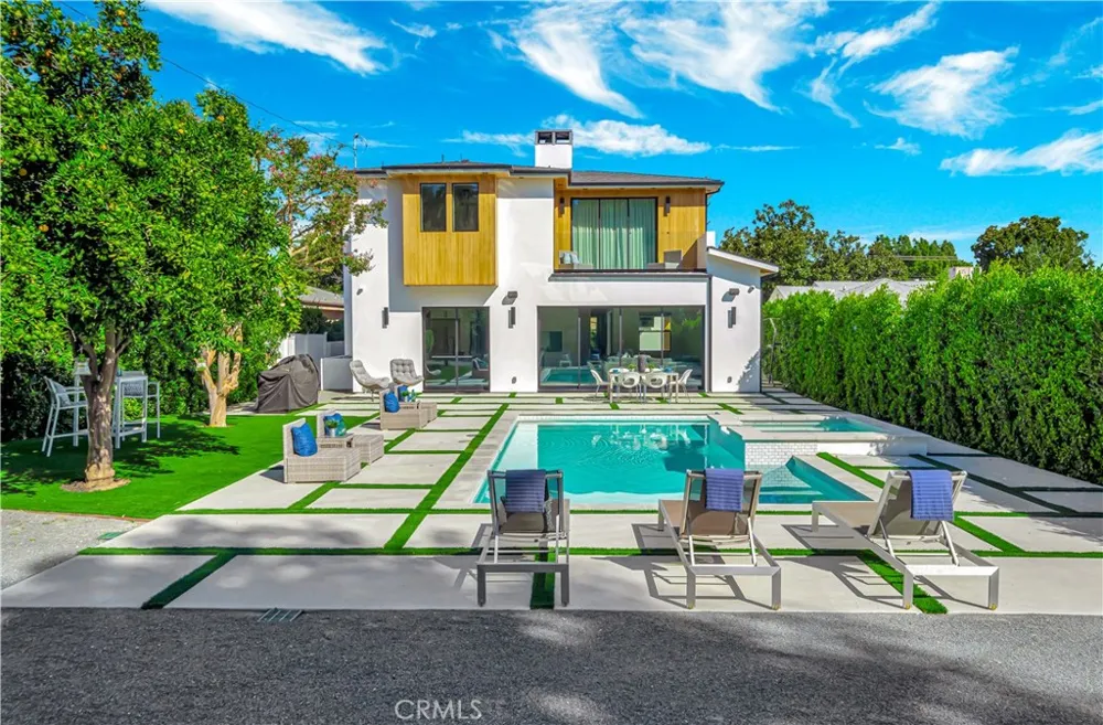 16706 Magnolia Encino, CA 91436