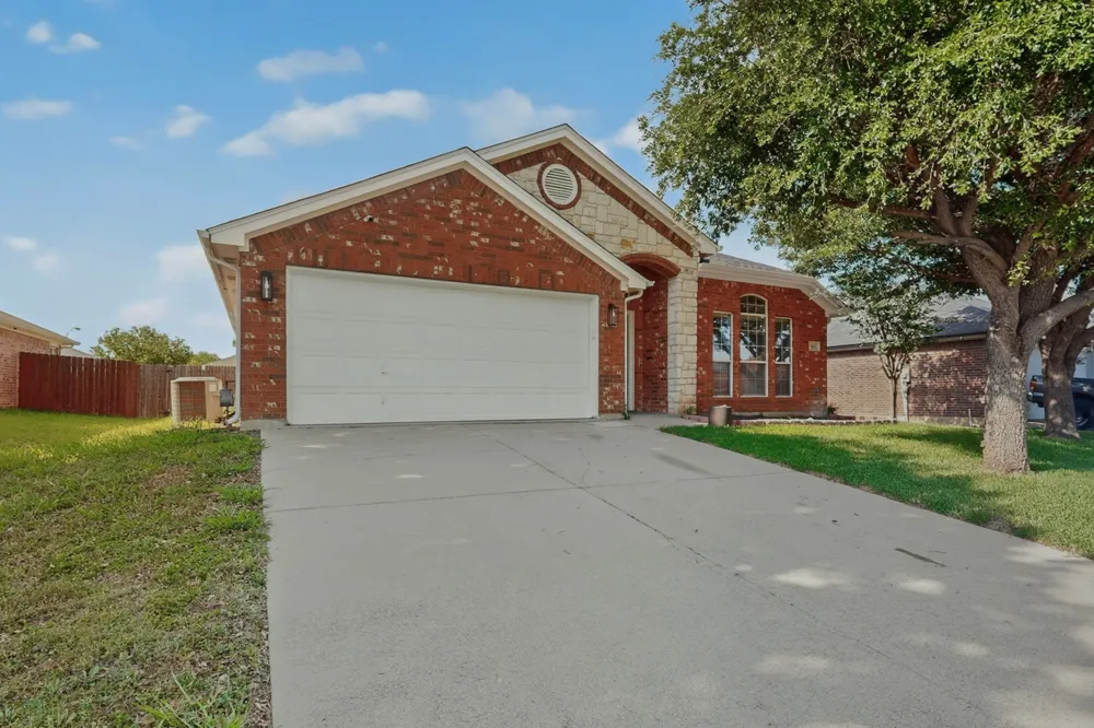 612 Mooney Drive Saginaw, TX 76179