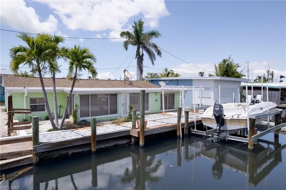 2647 Pine Street Matlacha, FL 33993