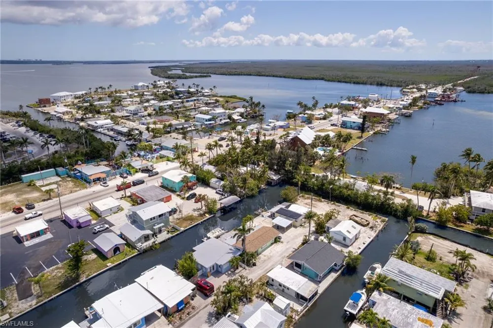 2647 Pine Street Matlacha, FL 33993