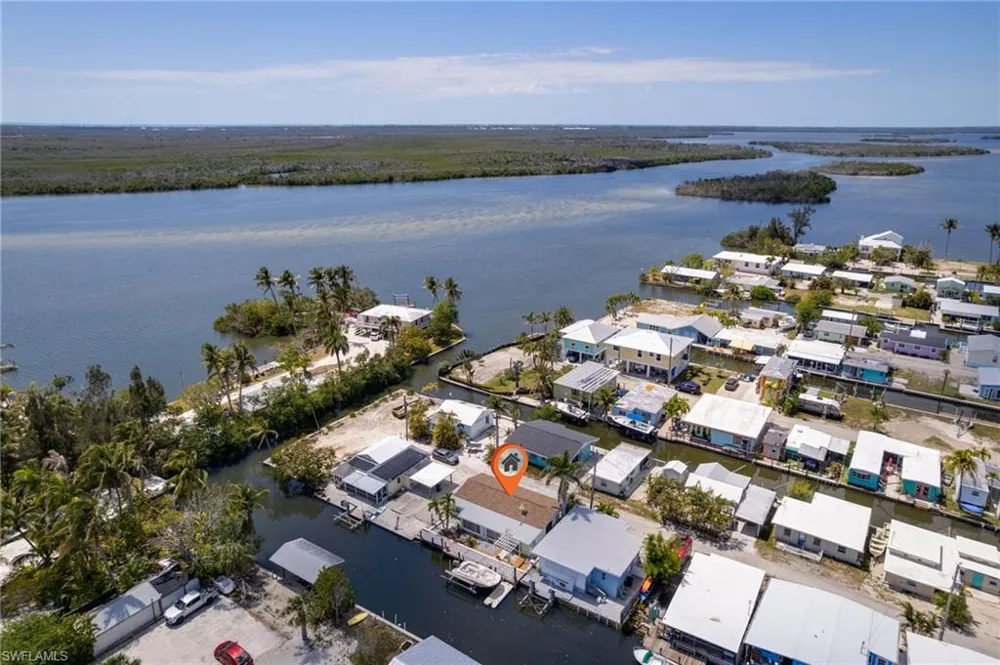 2647 Pine Street Matlacha, FL 33993