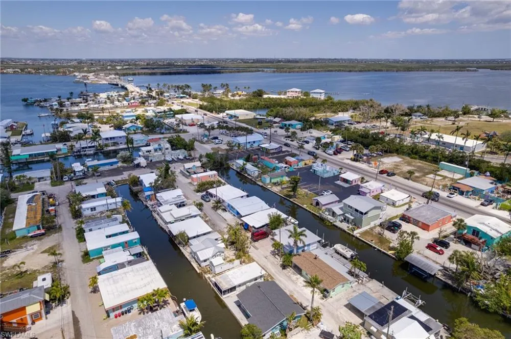 2647 Pine Street Matlacha, FL 33993