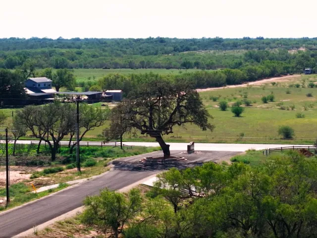 120 CR 2644 Moore, TX 78057