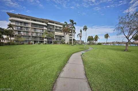 651 Seaview Court #B207