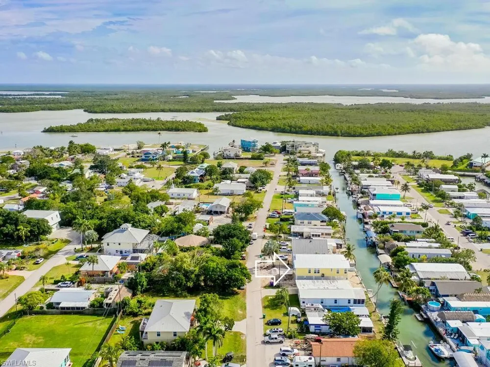 542 Coconut Avenue Goodland, FL 34140