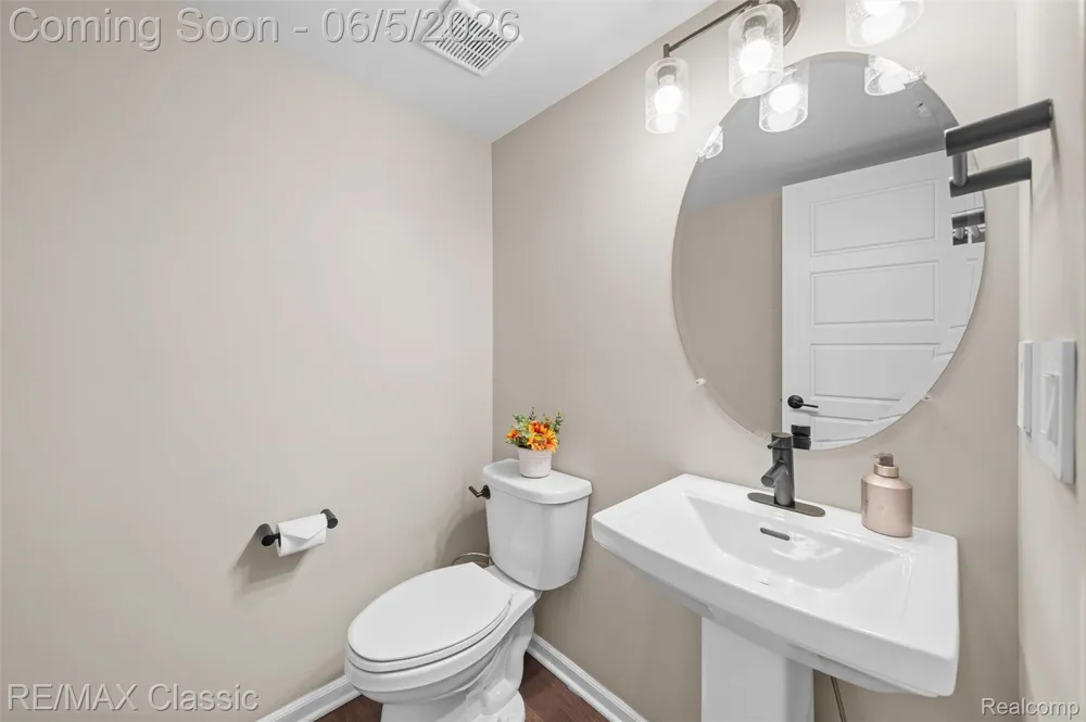219 S Sydney Court Plymouth City, MI 48170