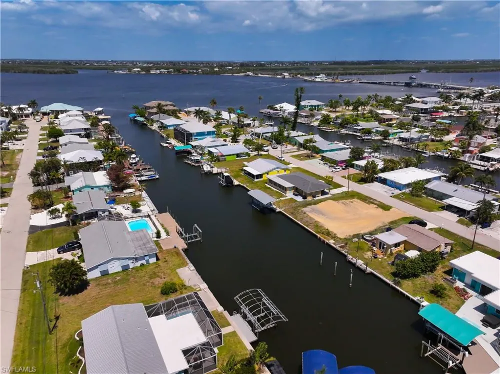 2652 Bridgeview Street Matlacha, FL 33993