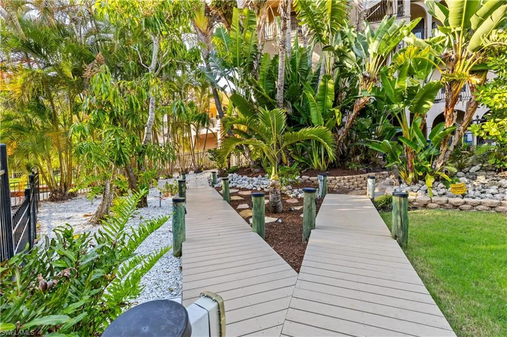 1504 Bowlees CV Bradenton, FL 34207