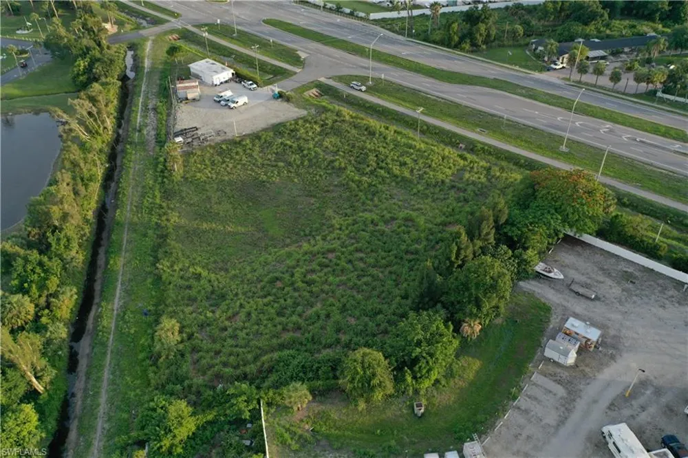 2536 Tamiami Trail North Fort Myers, FL 33903