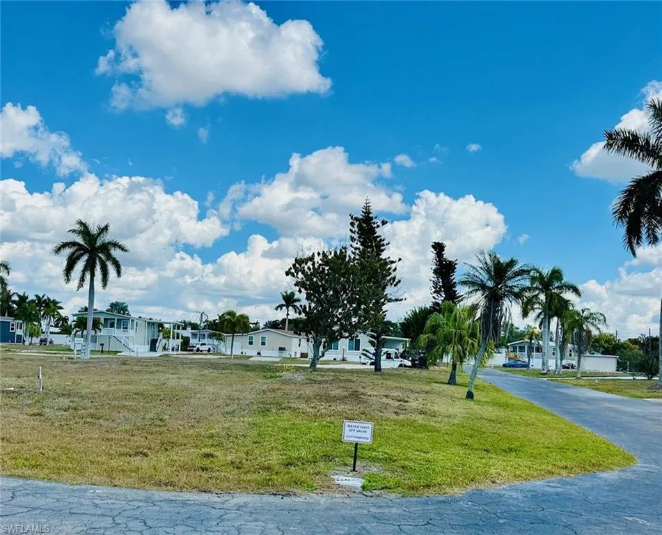 27 Cottonwood Drive Fort Myers, FL 33908