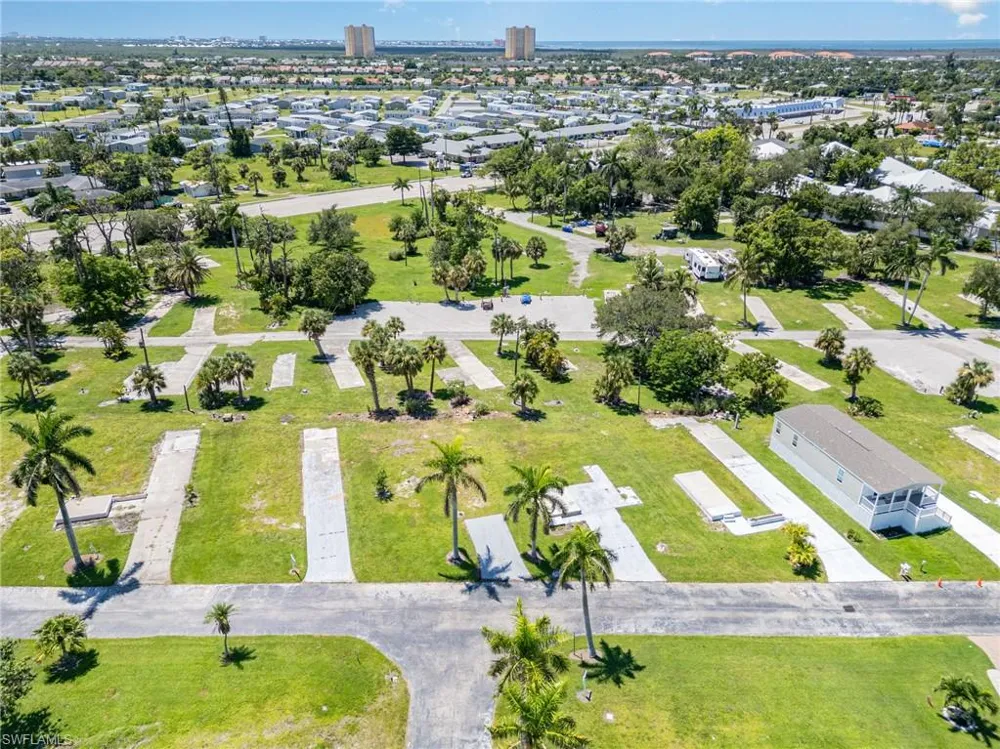 27 Cottonwood Drive Fort Myers, FL 33908