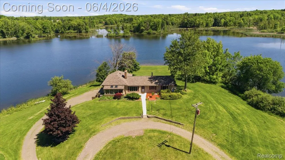 725 Deerpath Court Brandon Charter Township, MI 48462