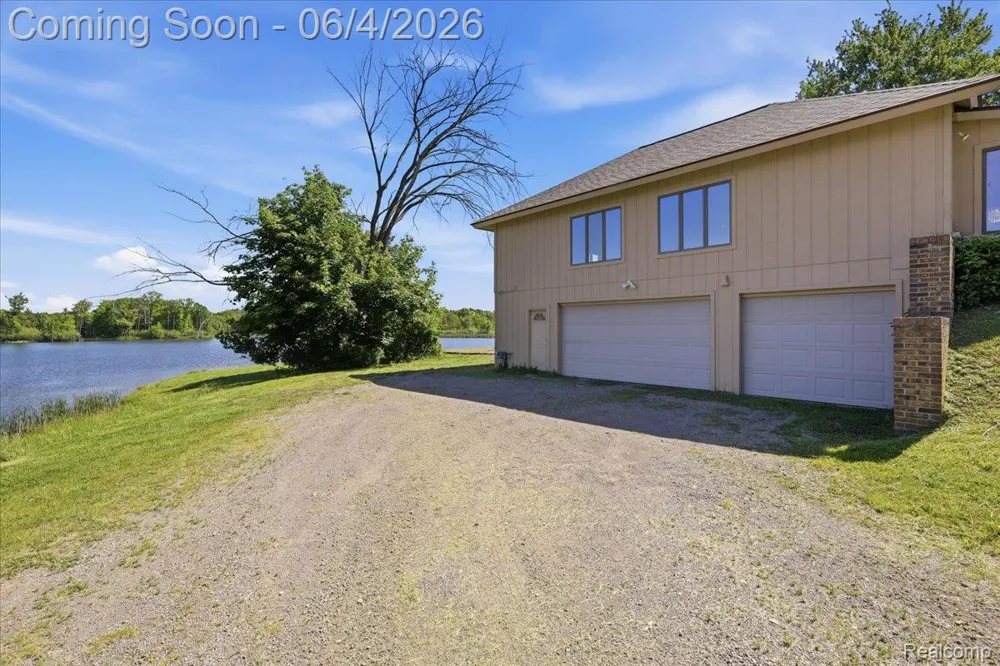 725 Deerpath Court Brandon Charter Township, MI 48462